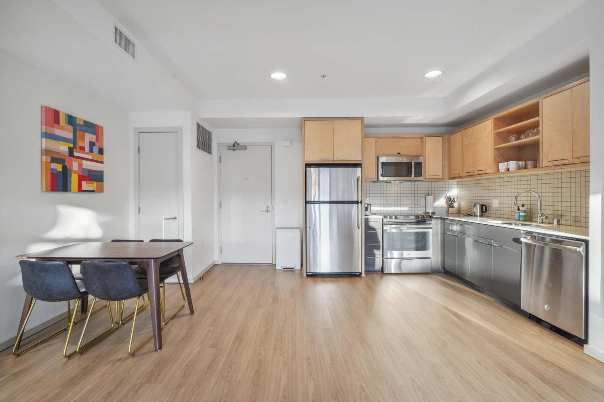 A Hollywood Escape Modern 2-bedroom Complete W Hot Tub For Pure Bliss